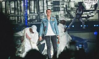 2011美国时代广场跨年演唱会中JustinBieber唱的歌叫什么 justinbieber演唱会