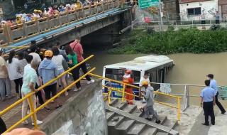 上海公交巴士停运了吗 上海一公交失控坠河